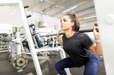 Halter ağız kavgası fitness kulübü içinde pratik uygun genç kadın