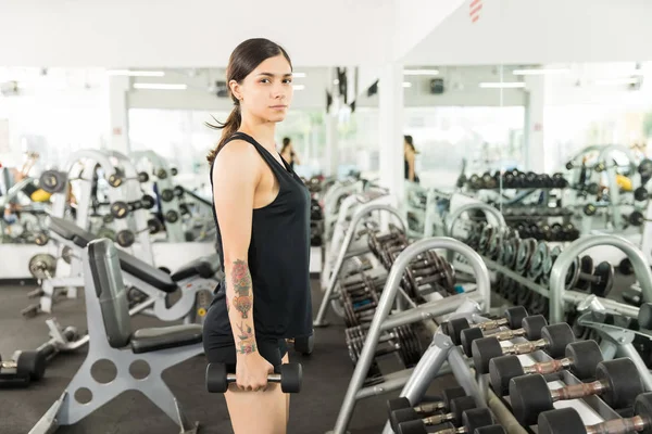 Φίλαθλη Αθλητική Γυναίκα Αλτήρες Στέκεται Μπροστά Από Καθρέφτη Στο Γυμναστήριο — Φωτογραφία Αρχείου