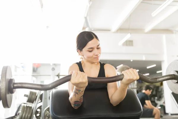 Vastberaden Vrouw Uit Werken Met Curlstang Zittend Oefening Machine Sportschool — Stockfoto