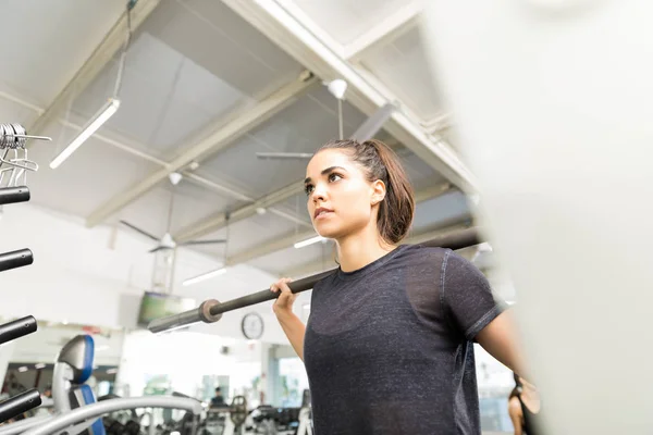 Lage Hoekmening Van Atletische Vrouw Oefenen Met Lege Barbell Sportschool — Stockfoto