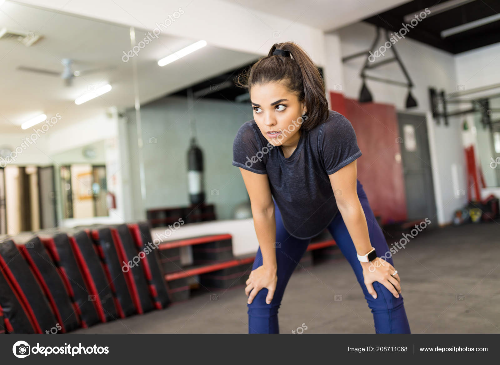 Jovem Mulher Ativa Com Joelhos Dobrados Chão Exercitando Com Cordas fotos,  imagens de © SeventyFour #248932408