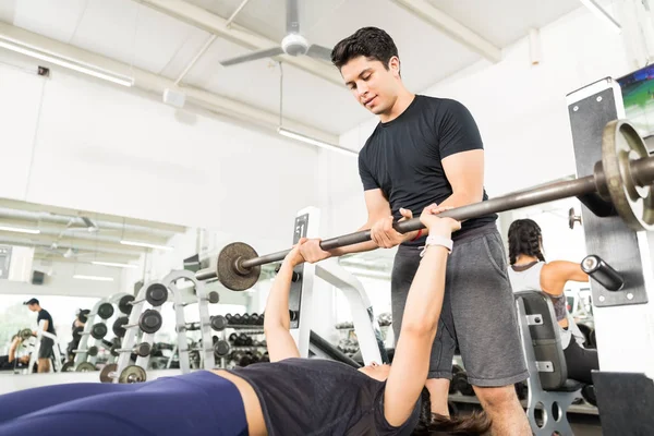 Treinador Ginástica Auxiliando Cliente Feminino Fazer Supino Com Barra Clube — Fotografia de Stock