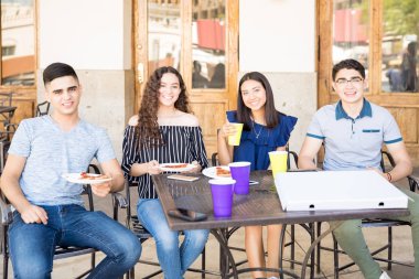 Mutlu genç erkek ve pizza ve kahve sahip restoranda oturan kız portresi