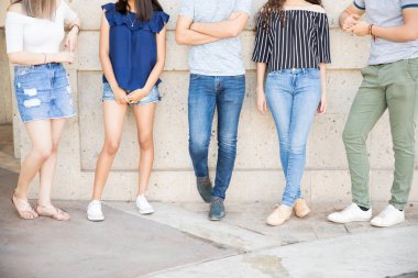 Genç erkek ve kızlar tarafından bir duvar togethe daimi düşük bölüm çekim