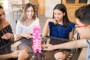 Jenga oyunu birlikte bir restauran odaklı arkadaşlar