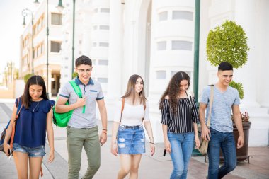 Grup açık yürüyüş sırt çantaları ile mutlu okul öğrenci