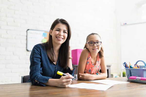 Retrato Del Profesor Sonriente Ayudando Los Estudiantes Con Trabajo Escolar — Foto de Stock