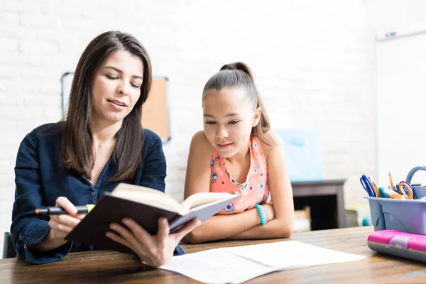 Kız Öğrenci Evinde Masada Özel Öğretmen Okuma Kitabı Dinlerken — Stok fotoğraf