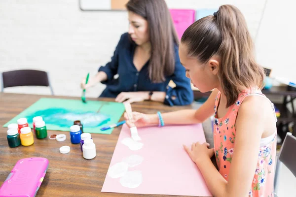 Chica Madre Para Colorear Los Papeles Dibujo Mesa Casa —  Fotos de Stock