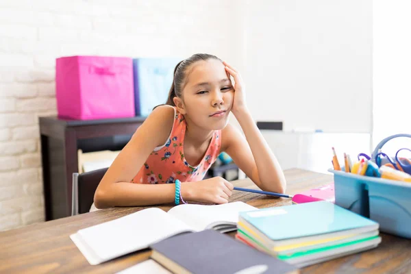 Mädchen Hat Genug Von Hausaufgaben Mit Büchern Auf Dem Tisch — Stockfoto