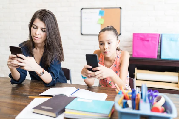 Mid Adulto Professor Estudante Usando Smartphones Mesa Estudo Casa — Fotografia de Stock