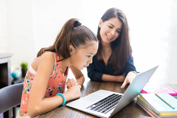 Flicka Och Lärare Använder Laptop Hemundervisning Vid Bord — Stockfoto