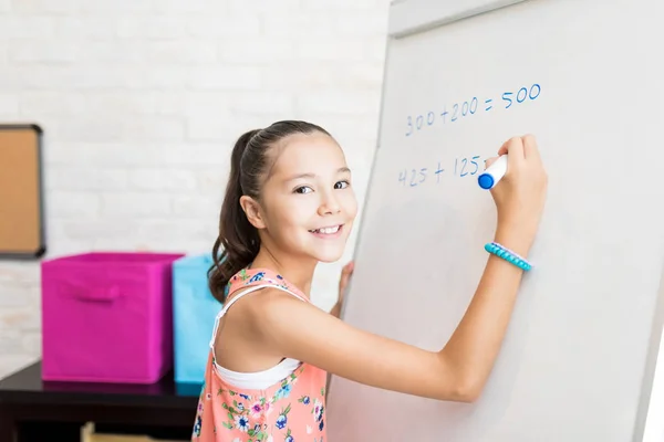 Porträtt Söt Kvinnlig Student Lösa Summor Blädderblock Hemma — Stockfoto