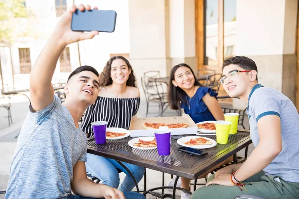 Grupo Quatro Amigos Adolescentes Sentados Uma Mesa Café Tomando Uma — Fotografia de Stock