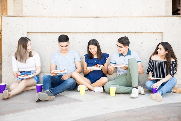 Ritratto Cinque Amici Adolescenti Seduti All Aperto Strada Che Mangiano — Foto Stock