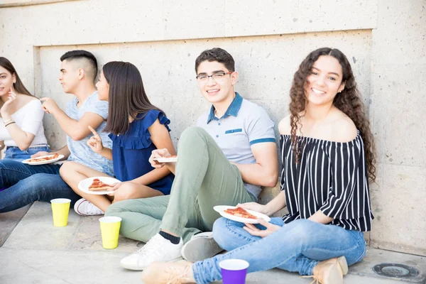 Açık Havada Pizza Yemek Göz Teması Yapma Arkadaşlarınızla Oturan Güzel — Stok fotoğraf