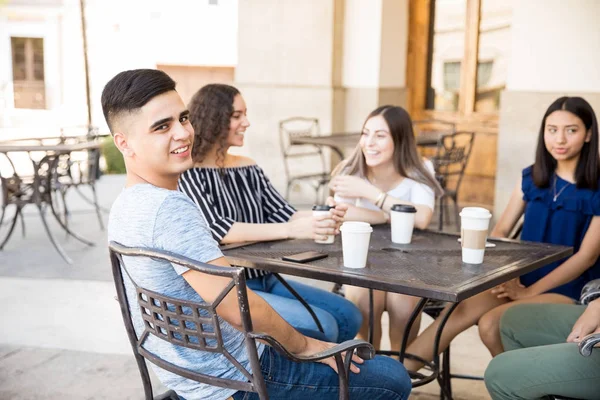 Portrét Šťastný Mladík Při Posezení Restauraci Přáteli Pít Kávu Při — Stock fotografie