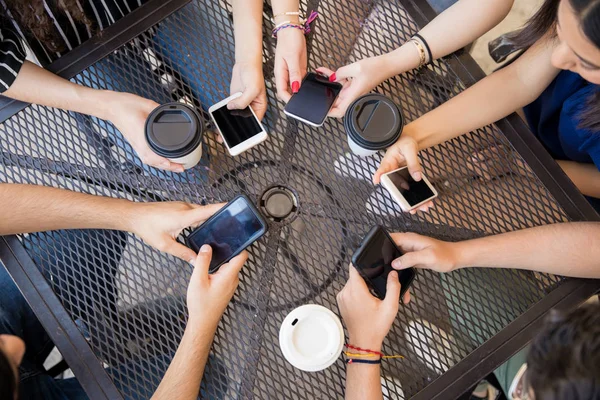 Ovanifrån Unga Vänner Händer Använder Mobiltelefoner Caf — Stockfoto