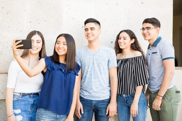 Retrato Grupo Cinco Amigos Adolescentes Junto Com Menina Tomando Selfie — Fotografia de Stock