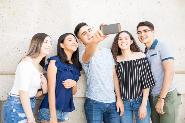 Giovane Gruppo Amici Piedi Insieme Posa Selfie Fuori — Foto Stock