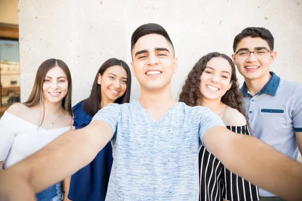 Adolescente Menino Tomando Selfie Com Amigos Smartphone Enquanto Pendurado Fora — Fotografia de Stock