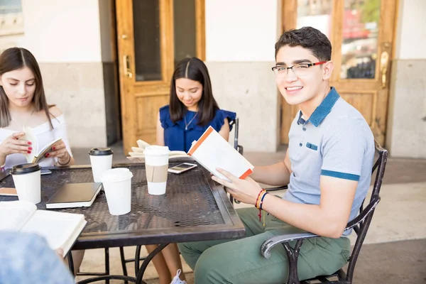 Portret Van Knappe Jongeman Openlucht Café Lezen Boek Met Vrienden — Stockfoto