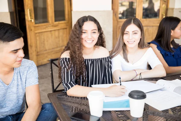 Porträtt Vackra Unga Spansktalande Flickor Tittar Kameran Medan Studerar Café — Stockfoto