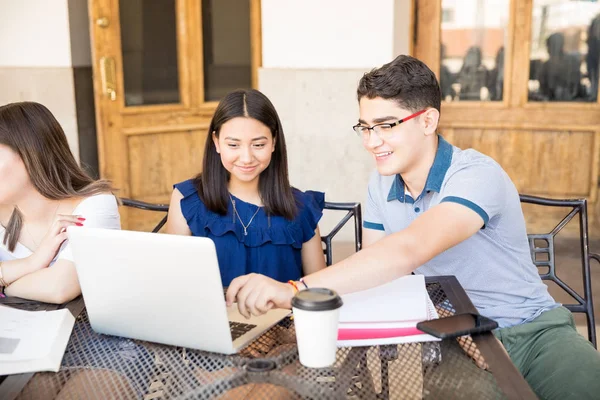 Gelukkig Jeugdvrienden Laptop Gebruikt Bij Koffieshop Groep Jongeren Opknoping Uit — Stockfoto