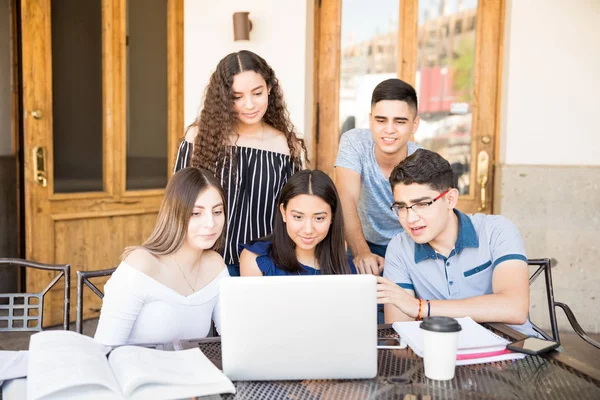 Grupo Cinco Adolescentes Cafetería Aire Libre Mirando Algo Lapto —  Fotos de Stock