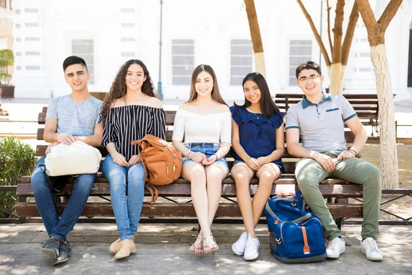 Retrato Meninos Meninas Adolescentes Felizes Sentados Banco Livre Com Mochilas — Fotografia de Stock