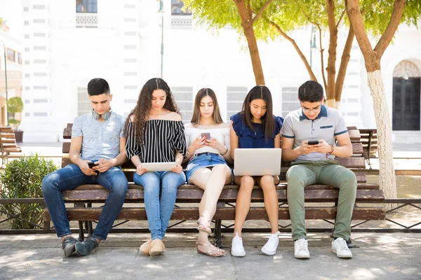 Grupo Adolescentes Redes Sociais Usando Vários Dispositivos Tecnologia Livre — Fotografia de Stock