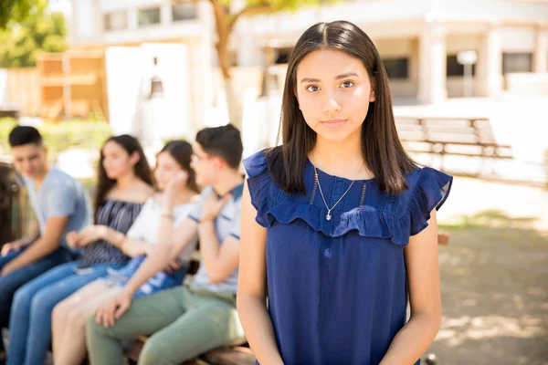 Portret Schattig Jong Meisje Permanent Buiten Met Haar Vrienden Zitten — Stockfoto