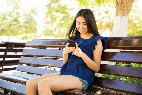 Портрет Красивой Латинской Девочки Подростка Сидящей Скамейке Читающей Сообщения Социальных — стоковое фото