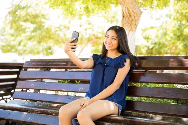 Prachtige Tienermeisje Zittend Bank Het Nemen Van Een Selfie Met — Stockfoto