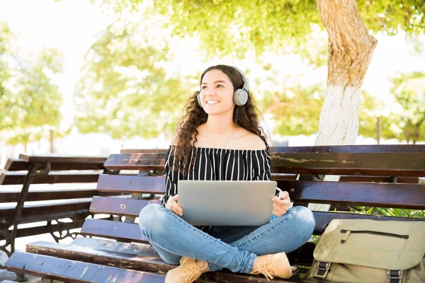Aranyos Latin Tizenéves Lány Padon Egy Laptop Számítógép Látszó Fényképezőgép — Stock Fotó