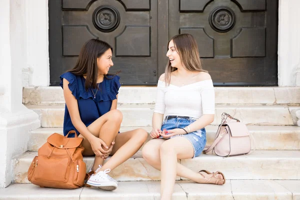 Dos Chicas Sentadas Aire Libre Chismorreando Sonriendo —  Fotos de Stock