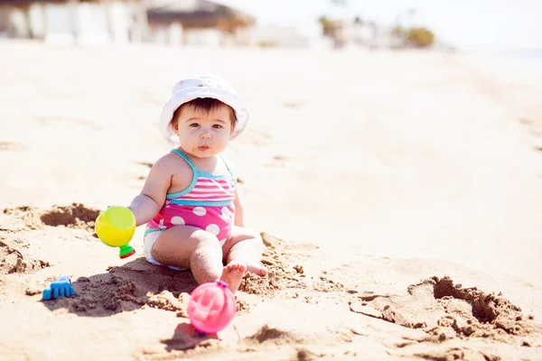 Portret Dziewczynki Ślicznotka Sobie Kapelusz Strój Kąpielowy Grać Beach Słoneczny — Zdjęcie stockowe