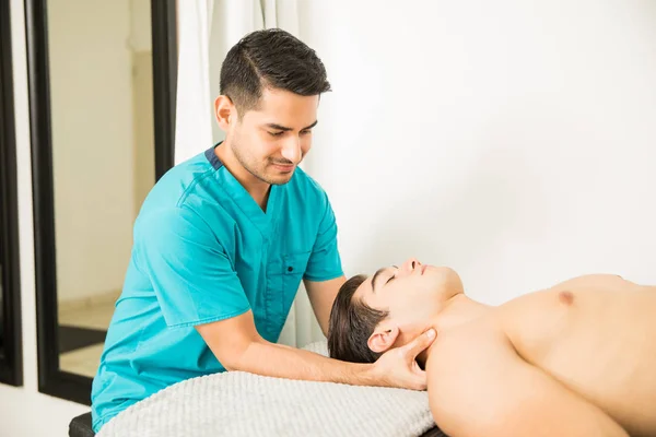 Jonge Mannelijke Therapeut Nek Massage Geven Shirtless Man Het Ziekenhuis — Stockfoto