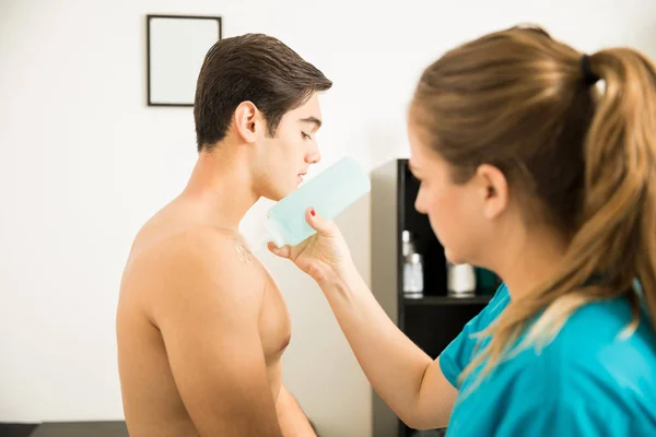 Terapeuta Feminina Derramando Gel Ombro Atleta Para Terapia Ultra Som — Fotografia de Stock