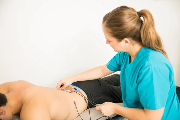 Électrodes Positionnement Physiothérapeute Féminine Sur Client Pour Traitement Musculaire Bas — Photo