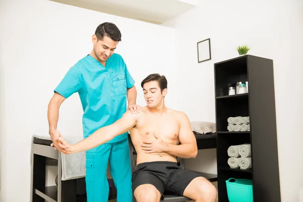 Shirtless Mannelijke Atleet Die Lijden Aan Pijn Schouder Fysiotherapie Bij — Stockfoto