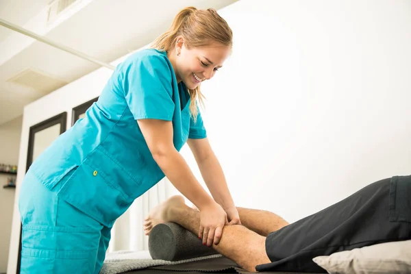 Especialista Fisioterapia Sonriente Dando Masaje Paciente Para Aliviar Dolor Pantorrilla — Foto de Stock