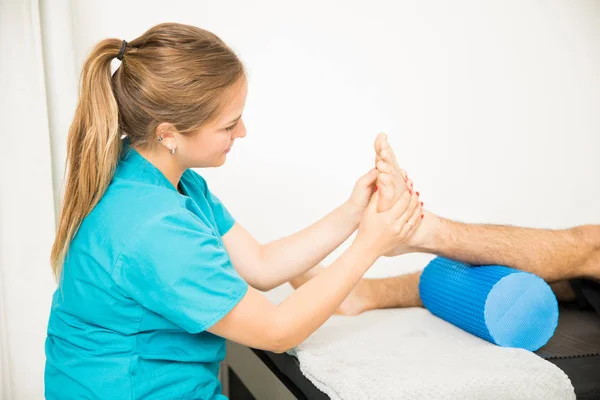 Vrouwelijke Fysiotherapie Professional Masseren Van Voet Van Patiënt Kliniek — Stockfoto