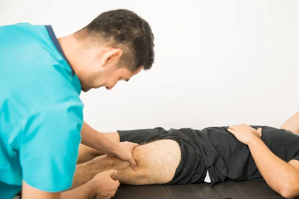 Fisioterapeuta Masculino Tratando Paciente Com Massagem Joelho Hospital — Fotografia de Stock