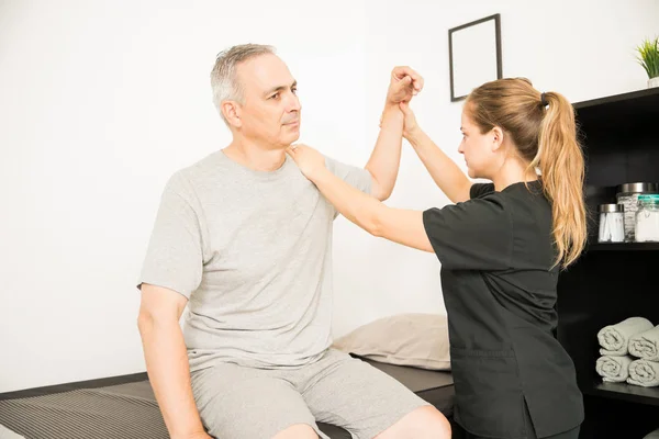 Fizioterapeut Mișcare Mâna Rănită Unui Bărbat Vârstă Spital — Fotografie, imagine de stoc