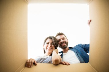 Neşeli yetişkin çift oluklu kutusunda yeni daire orta