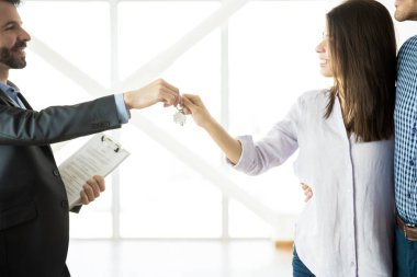 Emlakçı yeni evinde mutlu çift anahtarlarını teslim