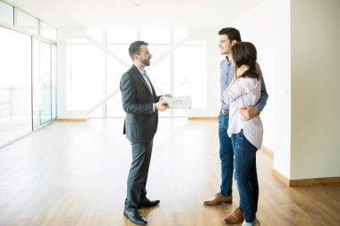 Erkek Aracısı çift yeni evde dururken tartışıyor