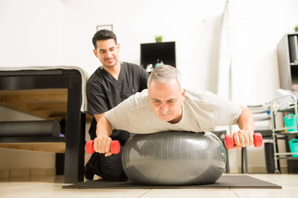 Homme Mature Patient Haltères Levage Tout Étant Couché Sur Ballon — Photo