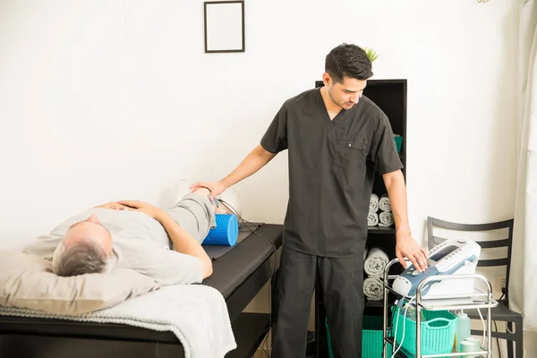 Eletrodos Posicionamento Terapeuta Joelho Paciente Durante Uso Dispositivo Hospital — Fotografia de Stock